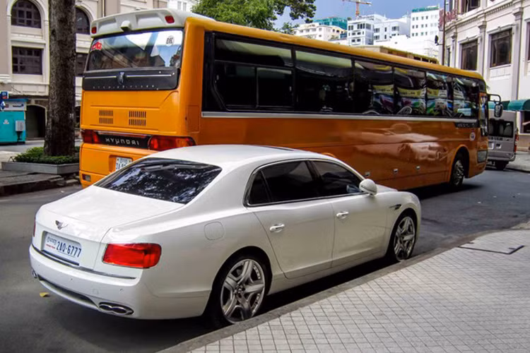 Flying Spur V8 là phiên bản rút gọn của W12, tuy nhiên ngoại hình hai mẫu xe này không nhiều sự khác biệt. Điểm khác nhau duy nhất giữa hai mẫu xe này là khối động cơ V8, 4.0 lít thay cho W12, 6.0 lít.