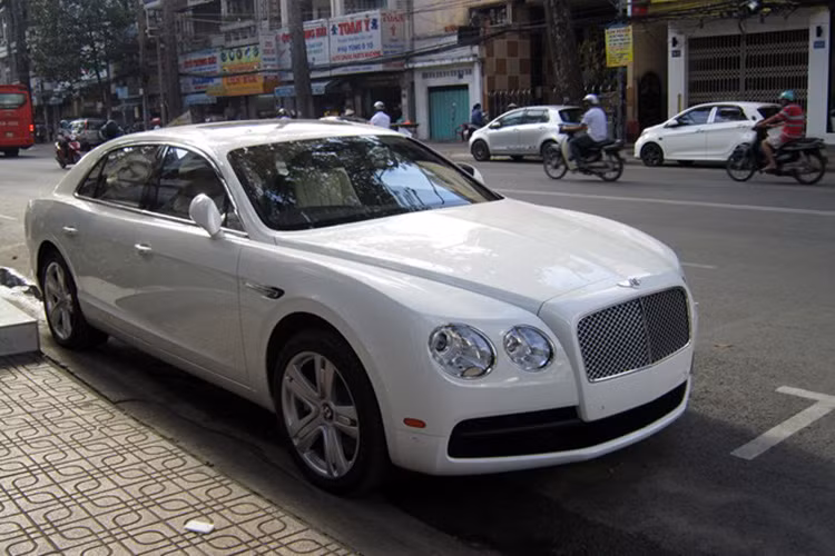 Trước đó, một chiếc Bentley Flying Spur V8 vừa xuất hiện trên đường An Dương Vương, quận 5, TP HCM.
