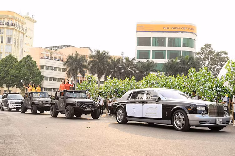 Mới đây, Hoa hậu Ngọc Hân, Hoa hậu Thùy Dung, Á hậu Huyền My, Á hậu Lệ Hằng cùng những người đẹp khác khi tham dự Lễ hội cà phê Buôn Ma Thuột được vận chuyển trên những chiếc siêu xe và xe sang có tổng trị giá không dưới 80 tỷ đồng của ông Đặng Lê Nguyên Vũ, Chủ tịch cà phê Trung Nguyên.