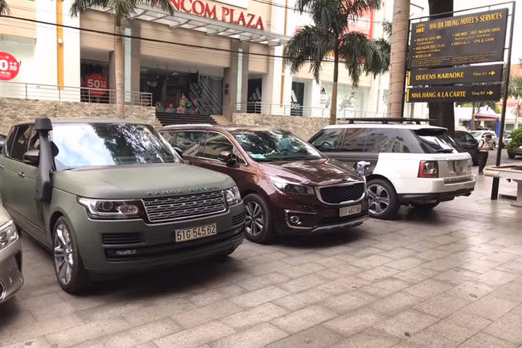 Range Rover SVAutobiography được trang bị khối động cơ V8, siêu nạp, dung tích 5.0 lít, sản sinh công suất tối đa 550 mã lực và mô-men xoắn cực đại 680 Nm. Nhờ đó, chiếc SUV hạng sang chỉ mất khoảng 5,5 giây để tăng tốc lên 96 km/h từ vị trí xuất phát trước khi đạt vận tốc tối đa 225 km/h.