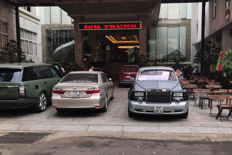 Trong bộ sưu tập xe Range Rover của ông Đặng Lê Nguyên Vũ có không dưới 25 chiếc và đến 5 chiếc thuộc phiên bản cao cấp và đắt nhất là SVAutobiography. Đáng chú ý có 1 chiếc là bản SVAutobiography được dán ngoại thất lại sang màu xanh quân đội mờ rất cá tính.