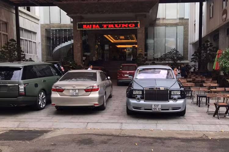 Trong bộ sưu tập xe Range Rover của ông Đặng Lê Nguyên Vũ có không dưới 25 chiếc và đến 5 chiếc thuộc phiên bản cao cấp và đắt nhất là SVAutobiography. Đáng chú ý có 1 chiếc là bản SVAutobiography được dán ngoại thất lại sang màu xanh quân đội mờ rất cá tính.