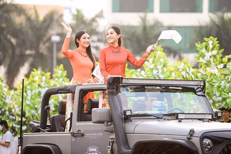 Đây là năm thứ 2 liên tiếp, dàn siêu xe của Đặng Lê Nguyên Vũ dự Lễ hội cà phê Buôn Ma Thuột để làm công tác di chuyển cho các Hoa hậu và Á hậu tham dự sự kiện. Vào năm ngoái là chiếc Rolls-Royce Phamtom và 1 chiếc Rolls-Royce Wraith. Năm nay, chiếc Rolls-Royce Wraith đã được bán đi nên chỉ còn 2 chiếc Rolls-Royce Phantom tham dự. 