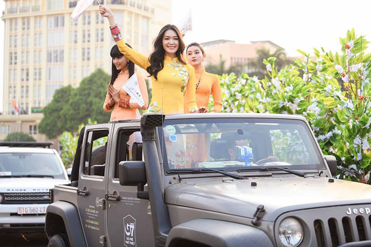 Trong bộ sưu tập xe "khủng" của ông Đặng Lê Nguyên Vũ còn có khoảng 8 chiếc Rolls-Royce khác bao gồm các phiên bản như Phantom, Wraith, Ghost hay cả Rolls Royce Silver Shadow. Ngoài Rolls-Royce, ông chủ của Trung Nguyên còn có hơn 30 chiếc SUV hạng sang Range Rover.