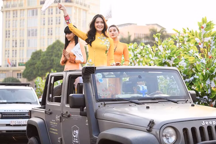 Trong bộ sưu tập xe "khủng" của ông Đặng Lê Nguyên Vũ còn có khoảng 8 chiếc Rolls-Royce khác bao gồm các phiên bản như Phantom, Wraith, Ghost hay cả Rolls Royce Silver Shadow. Ngoài Rolls-Royce, ông chủ của Trung Nguyên còn có hơn 30 chiếc SUV hạng sang Range Rover.