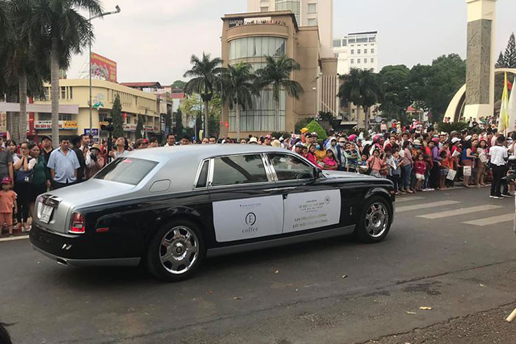 Rolls-Royce Phantom thế hệ đầu tiên vẫn được trang bị khối động cơ V12, dung tích 6.75 lít, sản sinh công suất tối đa 453 mã lực và mô-men xoắn cực đại đạt 720 Nm. Động cơ của Rolls-Royce Phantom khi kết hợp với hộp số tự động 8 cấp, nhờ đó, chiếc xe siêu sang Anh quốc có thể tăng tốc từ vị trí xuất phát lên 100 km/h chỉ trong khoảng thời gian 5,9 giây trước khi đạt vận tốc tối đa 250 km/h.