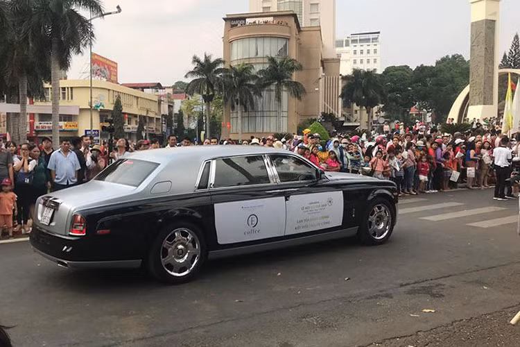 Rolls-Royce Phantom thế hệ đầu tiên vẫn được trang bị khối động cơ V12, dung tích 6.75 lít, sản sinh công suất tối đa 453 mã lực và mô-men xoắn cực đại đạt 720 Nm. Động cơ của Rolls-Royce Phantom khi kết hợp với hộp số tự động 8 cấp, nhờ đó, chiếc xe siêu sang Anh quốc có thể tăng tốc từ vị trí xuất phát lên 100 km/h chỉ trong khoảng thời gian 5,9 giây trước khi đạt vận tốc tối đa 250 km/h.