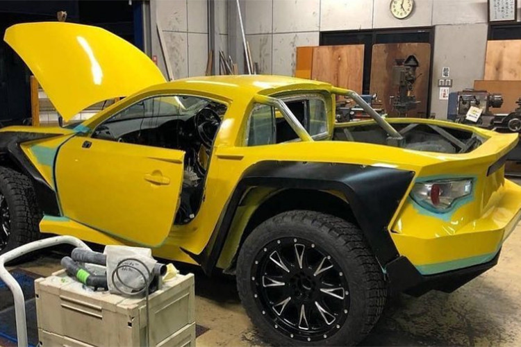 Trên thực tế, chiếc xe bán tải "hàng độc" này không hề được phát triển dựa trên siêu SUV Lamborghini Urus "xịn". Thay vào đó, chiếc Lamborghini Urus bán tải này được ra đời từ xe thể thao Toyota 86.