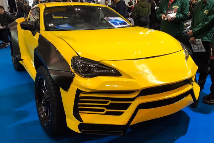 Sườn của siêu SUV Lamborghini Urus bán tải xuất hiện chắn bùn màu đen mở rộng. Đây là phong cách thường được các hãng độ xe Nhật Bản như Liberty Walk hay Rocket Bunny áp dụng. Nằm bên dưới chắn bùn này là bộ vành và lốp như xe off-road thực thụ, mang đến khoảng sáng gầm lớn.