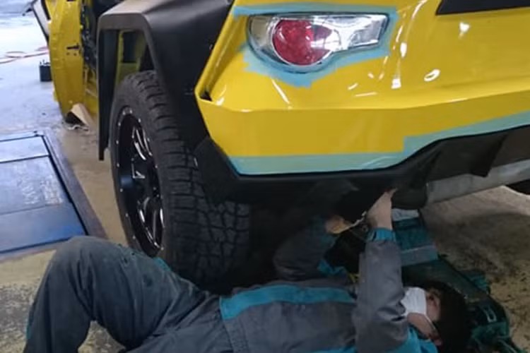 Qua những hình ảnh được đăng lên mạng, có thể thấy quá trình làm ra chiếc xe bán tải phong cách siêu xe này khá kỳ công. Nó được trang bị phần đầu xe đồ sộ theo phong cách của Lamborghini Urus "hàng thật".