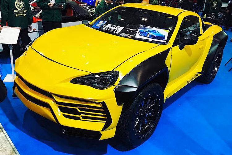 Không chỉ dừng ở việc biến hóa thiết kế ngoại thất bên ngoài, các sinh viên của trường NATS còn thay đổi cả động cơ bên dưới nắp capô. Theo đó, chiếc Lamborghini Urus bán tải được trang bị động cơ xăng 4 xi-lanh, dung tích 2.0 lít, sản sinh công suất tối đa 266 mã lực và mô-men xoắn cực đại 304 Nm.