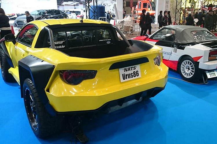 Từ cột B trở về sau, chiếc xe bán tải không còn giống với Lamborghini Urus nữa mà lại gợi liên tưởng đến LM002. Trong khi đó, phần đuôi xe của chiếc Lamborghini Urus bán tải lại vuốt lên trên thay vì xuống dưới. Điều này khiến chiếc xe trông như phiên bản chuyên chạy trên sa mạc của Toyota 86.