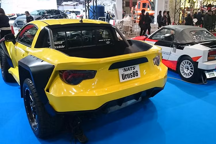 Từ cột B trở về sau, chiếc xe bán tải không còn giống với Lamborghini Urus nữa mà lại gợi liên tưởng đến LM002. Trong khi đó, phần đuôi xe của chiếc Lamborghini Urus bán tải lại vuốt lên trên thay vì xuống dưới. Điều này khiến chiếc xe trông như phiên bản chuyên chạy trên sa mạc của Toyota 86.