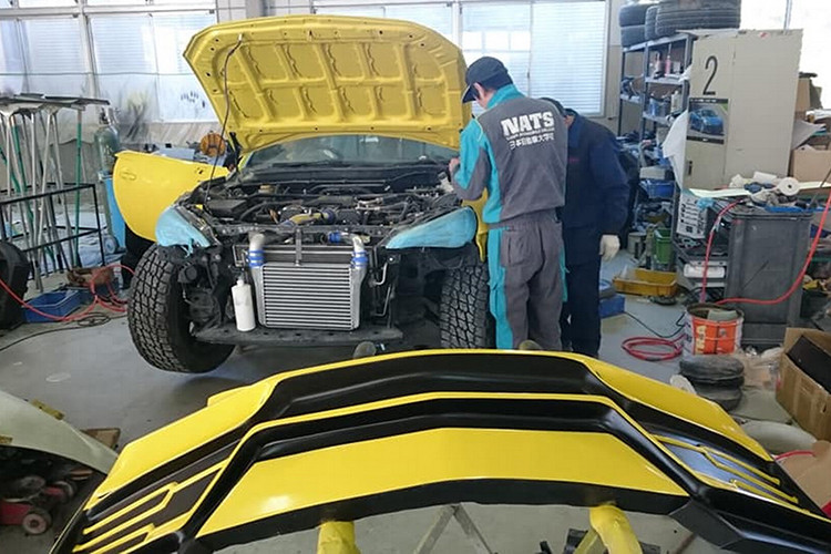 Nhìn chung, thiết kế phần đầu của chiếc xe bán tải ra đời từ xe thể thao Toyota 86 này khá giống với siêu SUV Lamborghini Urus. Tuy nhiên, cụm đèn pha của Toyota 86 lại vẫn được giữ lại trên chiếc xe bán tải tự chế.