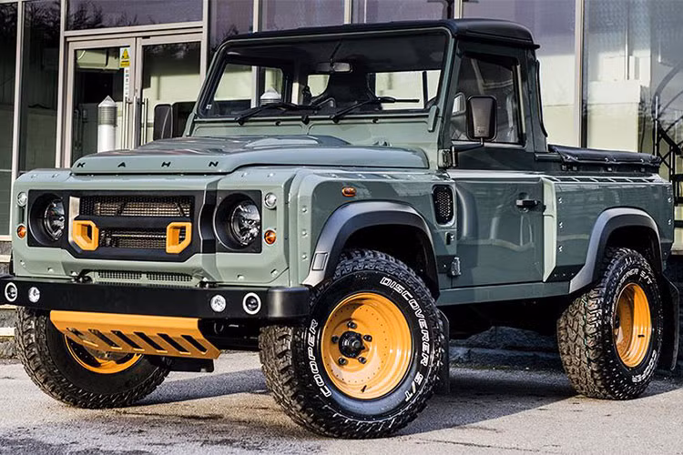 Mẫu xe bán tải Land Rover Defender phiên bản mới do Kahn Design thiết kế sẽ cạnh tranh trực tiếp với "đối thủ" Mercedes X-Class mới của Đức.
