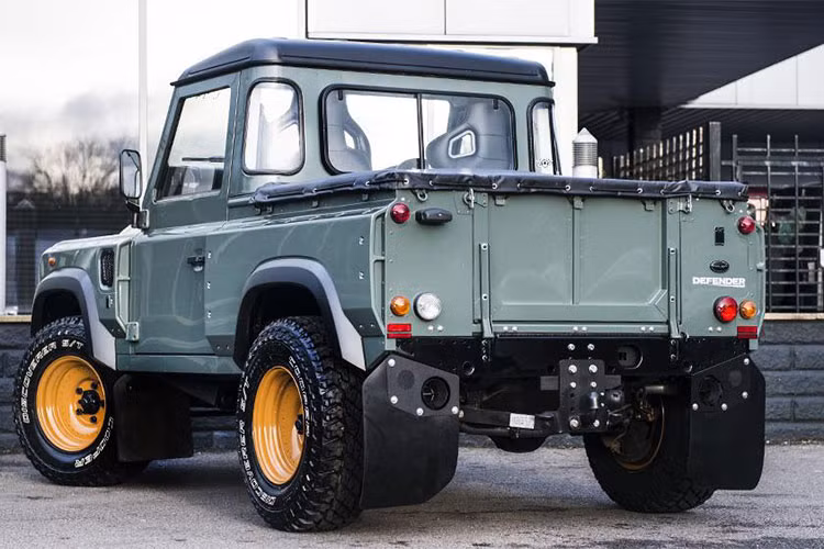 Mẫu xe địa hình hạng sang Land Rover Defender có nhiều phiên bản khác nhau, từ bản tiêu chuẩn tới hạng sang. Bản tiêu chuẩn được sản xuất tại nhà máy mới của Land Rover ở Mexico, trong khi bản hạng sang được sản xuất tại nhà máy Jaguar Land Rover tại Slovakia.