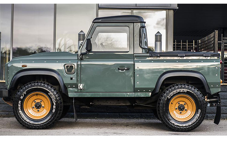 Đáng chú ý là khi mẫu bán tải mới Land Rover là Single Cab (cabin khoang lái 2 cửa, 2 ghế), đối thủ X-Class là Dual Cab (4 cửa, 4 ghế). 