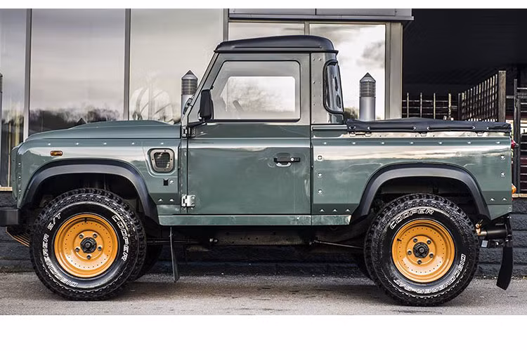 Đáng chú ý là khi mẫu bán tải mới Land Rover là Single Cab (cabin khoang lái 2 cửa, 2 ghế), đối thủ X-Class là Dual Cab (4 cửa, 4 ghế). 