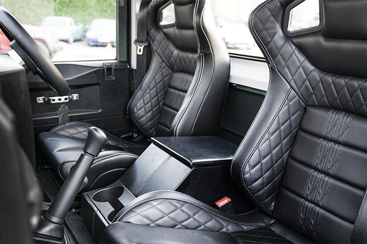 Cũng giống Mercedes làm với X-class, Land Rover có kế hoạch bán Defender pick-up với một loạt phiên bản, từ bản tiêu chuẩn đặc trưng off-road cho tới tùy chọn hạng sang với những trang bị cao cấp, tiện nghi.