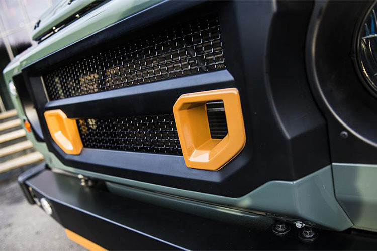 Bán tải mới của thương hiệu Land Rover được phát triển từ mẫu xe off-road đình đám Land Rover Defender có cùng tải trọng được bán ra vừa qua. Land Rover chọn thiết kế 2 cửa là do dễ phát triển hơn bản 4 cửa.