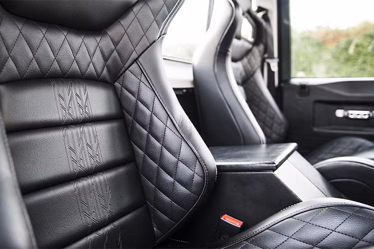 Trong khi mẫu xe off-road Defender hiện đang được hướng tới dùng động cơ hybrid, thậm chí chạy bằng điện, dòng bán tải mới của Land Rover lại không đi theo hướng này. Land Rover Defender pick-up dùng động cơ Ingenium 2 lít chạy cả xăng và dầu diesel.