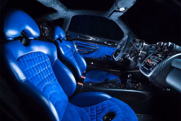 Chiếc xe cũng có một vây lớn bằng sợi carbon nằm dọc từ khoang lái tới cánh đuôi phía sau, cũng như những vây gió nhỏ hai bên cản trước và nẹp carbon hai bên hốc bánh trước - những chi tiết khí động học tương tự một số phiên bản Zonda 760 Series từng xuất hiện trước đây.