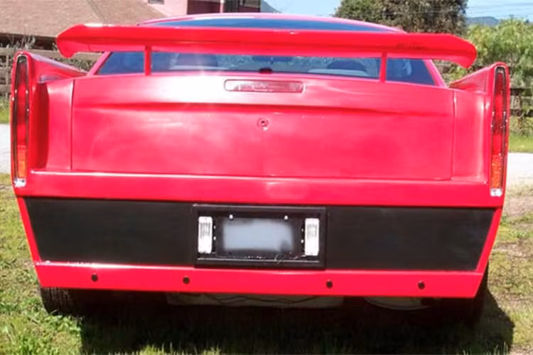 Các khe hút gió hai bên thân xe được tạo hình theo phong cách chiếc siêu xe thập niên 80 Ferrari Testarossa, trong khi phần đuôi đặc trưng của chiếc xe Mustang huyền thoại bị loại bỏ, thay thế bằng cản sau mới và các đèn hậu của xe Cadillac đời 1989. Toàn bộ các chi tiết thân vỏ độ đều đã được gia công bằng tay từ thép.