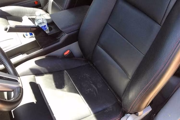 Trong khi có ngoại thất dị hợm thì ở bên trong nội thất, chiếc xe vẫn được giữ thiết kế nguyên bản. Dù vẫn ở trong tình trạng khá tốt như cabin của chiếc xe lại khá bừa bộn. Trong khi đó, động cơ nguyên bản của xe đã được nâng cấp với bộ siêu nạp của Vortech.