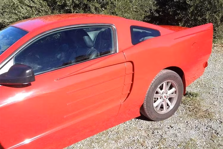 Bằng cách "lai căng" nhiều chi tiết của các dòng xe khác nhau, chủ của chiếc Mustang này tạo ra sản phẩm cuối cùng đầy dị hợm và xấu xí. Ở phía trước, phần đầu xe đã được chế lại với cặp đèn pha lấy từ chiếc Lotus Elise đời 2008, kèm theo lưới tản nhiệt cùng nắp ca-pô trổ khe gió "thửa riêng".