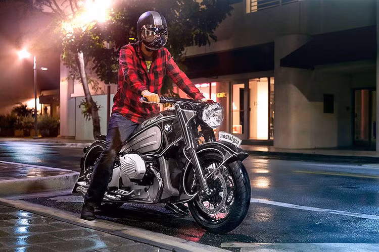 Trong khi chiếc R7 duy nhất trên Thế giới chỉ được sơn màu đen, NMoto đem tới cho khách hàng tới 13 lựa chọn màu sắc khác nhau với gói độ Nostalgia Project cho R nineT. Theo NMoto Studio - mỗi chiếc xe sẽ có thời gian độ từ 3 tới 6 tháng, và có giá khởi điểm từ 49.500 USD (tương đương 1,155 tỷ đồng), đã bao gồm giá của một chiếc R nineT.