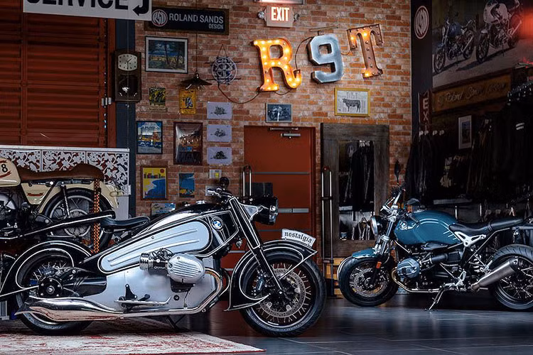 Đặc biệt, do được làm chủ yếu từ nhôm gò và CNC nên gói độ này thậm chí còn khiến chiếc R nineT nhẹ hơn so với xe nguyên bản, dù có nhiều mảng thân xe hơn. Khách hàng cũng không phải "hy sinh" sức mạnh và các trang bị hiện đại của xe nguyên bản, khi xưởng độ vẫn giữ nguyên khối động cơ Boxer mạnh 110 mã lực/116Nm, hệ thống phun nhiên liệu điện tử, phanh ABS, điều khiển lực kéo.