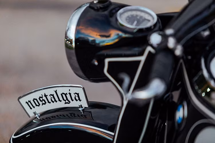 Chiếc xe môtô BMW R7 chính là chiếc xe 2 bánh đầu tiên sử dụng phuộc trước dạng ống lồng, cũng như có phần thân phủ kín chassis thiết kế theo phong cách Art Deco đầy nghệ thuật. Do nhiều yếu tố, nên R7 đã không được đưa vào sản xuất thương mại. Chỉ có duy nhất một chiếc R7 từng được chế tạo và hiện tại, nó có giá lên tới hơn 1 triệu USD.