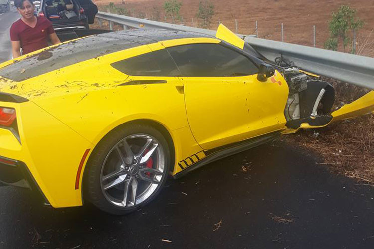 Vào khoảng 15h30 chiều nay, ngày 10/4/2018, những hình ảnh về vụ tai nạn của chiếc siêu xe Chevrolet Corvette C7 Stingray màu vàng trên cao tốc Long Thành - Dầu Giây lan truyền lên mạng xã hội đã nhận không ít sự chú ý của cộng đồng cũng như những người yêu xe tại Việt Nam.