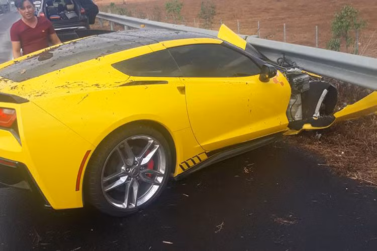 Vào khoảng 15h30 chiều nay, ngày 10/4/2018, những hình ảnh về vụ tai nạn của chiếc siêu xe Chevrolet Corvette C7 Stingray màu vàng trên cao tốc Long Thành - Dầu Giây lan truyền lên mạng xã hội đã nhận không ít sự chú ý của cộng đồng cũng như những người yêu xe tại Việt Nam.