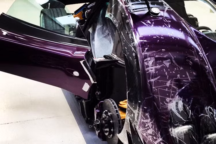 Pagani Zonda Zozo không phải là một siêu xe mới hoàn toàn. Nhiều khả năng chủ nhân của nó đã tậu bộ kit Pagani 760 ướm lên bộ khung của một chiếc Pagani cũ.