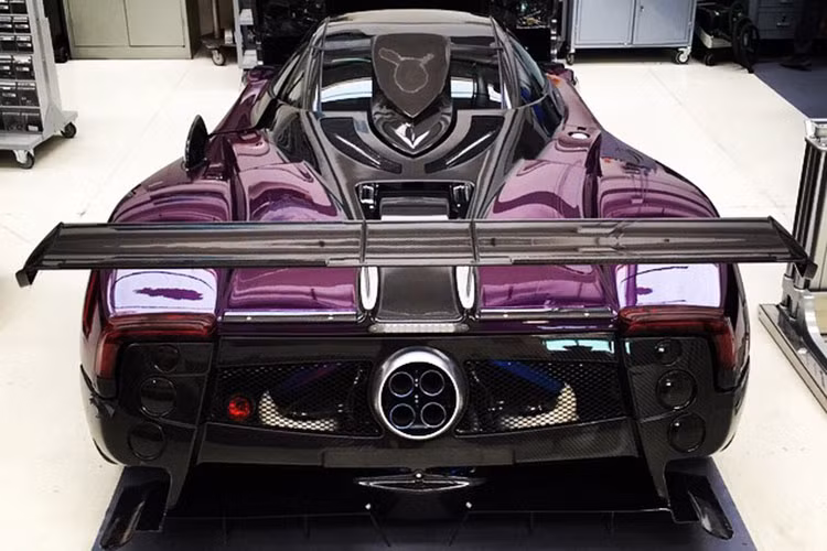 Siêu xe màu tím này mang tên Pagani Zonda Zozo – là sản phẩm được đặt riêng bởi một khách hàng Nhật Bản. Siêu xe này mang cái tên lạ lẫm Zozo được lấy từ tên công ty Zozotown của vị chủ nhân.