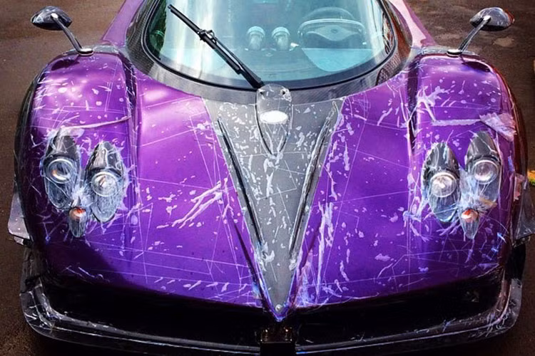 Một phiên bản đặc biệt mới của Pagani Zonda đã được phát hiện bên ngoài nhà máy Pagani, Ý.