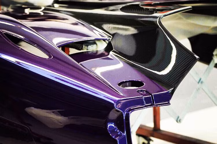 Pagani Zonda Zozo được sơn màu tím, một màu tím bóng tương đối gắt giống với chiếc của tay đua F1 Lewis Hamilton.