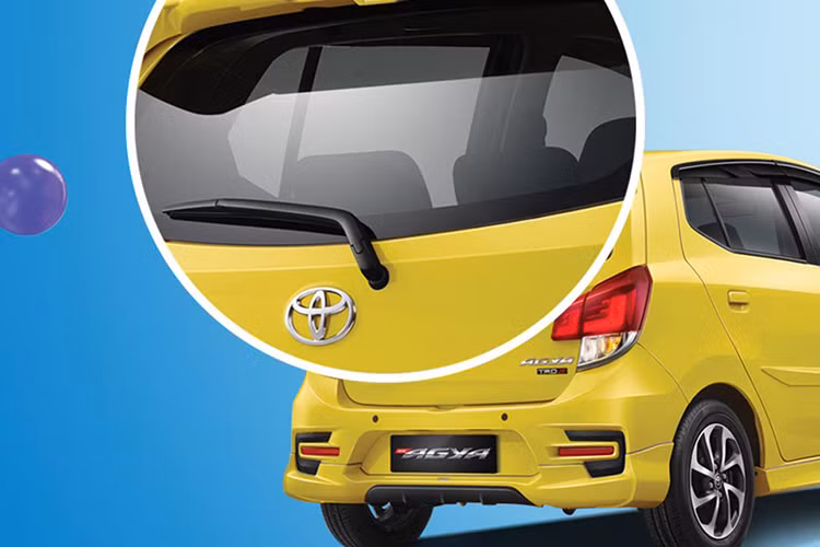 Phần đuôi xe khá ấn tượng với cụm đèn hậu dạng to bản mang hơi hướng khá giống với thiết kế của Toyota Innova 2016, tích hợp đèn xi-nhan. Ngoài ra, một phần tích hợp trên cánh gió ở nắp ca-pô sau và ngay trên cản sau với đường viền bao quanh là các khe hút gió nhỏ.