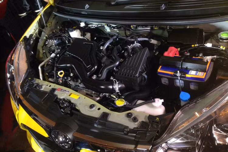 Ngoài ra, Agya 2017 còn phiên bản động cơ xăng 3 xy-lanh, dung tích 1.0 lít, công suất tối đa 67 mã lực và mô-men xoắn cực đại 89 Nm cho những bản cấp thấp. Tại Indonesia, Toyota Agya có 5 bản cấu hình gồm 1.0G MT, 1.2G MT, 1.2G AT, 1.2 TRD MT và 1.2 TRD AT, trong đó 2 bản cuối trang bị bodykit thể thao.