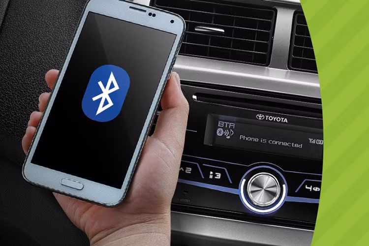 Xe sở hữu vô-lăng dạng 3 chấu tích hợpcác nút bấm tiện ích, điều hòa hai vùng độc lập. Hệ thống âm thanh 2-DIN kết nối Bluetooth, các phím chức năng bố trí ngay tại vị trí trung tâm của khu vực bảng táp-lô khá thuận tiện cho người sử dụng. Các cửa sổ chỉnh điện hoàn toàn toàn đi kèm đèn xi nhan tích hợp trên gương chiếu hậu.