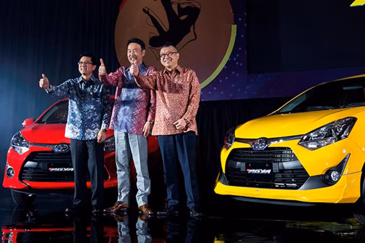 Mới đây, hãng xe đình đàm tại Nhật Bản vừa giới thiệu tới người tiêu dùng tại thị trường Indonesia mẫu xe cỡ nhỏ giá rẻ Toyota Agya 2017 mới. Điểm nổi bật của Toyota Agya chính là sở hữu kích thước tương đương với các dòng xe đô thị và được xem là đối thủ cạnh tranh trực tiếp của Hyundai i10, Kia Morning và Chevrolet Spark.