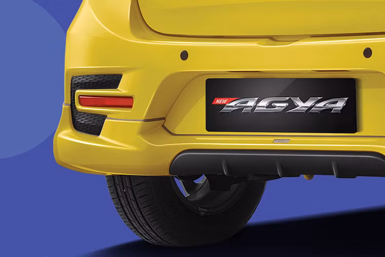 Bộ la-zăng của xe thiết kế dạng đa chấu có kích thước 14 inch, đi kèm theo xe là tuỳ chọn với gói độ bodykit thể thao hầm hố và mạnh mẽ dành cho những khách hàng yêu thích sự năng động. Ngoài ra, cản sau của xe còn tích hợp cảm biến đỗ xe, gương chiếu hậu tích hợp đèn báo rẽ...