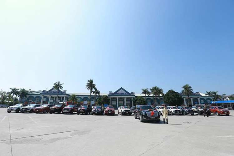 Đoàn xe dâu xuất phát từ nhà gái tại Quảng Ninh và điểm tập kết cuối cùng là nhà chú rể tại thành phố Hải Phòng.