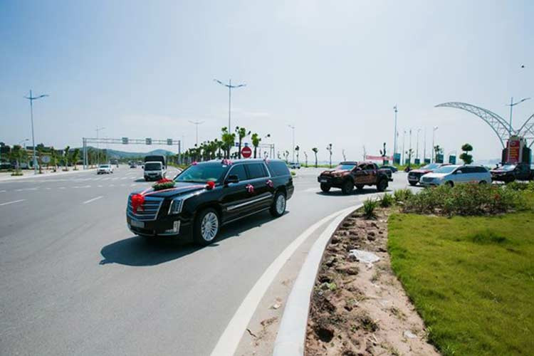 Chiếc Cadillac Escalade hạng sang mang biển số "ngũ quý 3" làm xe rước dâu của chú rể sinh sống tại Quảng Ninh thuộc phiên bản cao cấp Platinum ESV. Xe sử dụng động cơ EcoTec3, V8, dung tích 6.2 lít, sản sinh công suất 420 mã lực và mô-men xoắn cực đại 623 Nm.