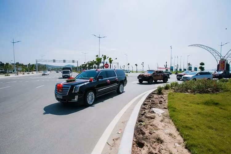 Chiếc Cadillac Escalade hạng sang mang biển số "ngũ quý 3" làm xe rước dâu của chú rể sinh sống tại Quảng Ninh thuộc phiên bản cao cấp Platinum ESV. Xe sử dụng động cơ EcoTec3, V8, dung tích 6.2 lít, sản sinh công suất 420 mã lực và mô-men xoắn cực đại 623 Nm.