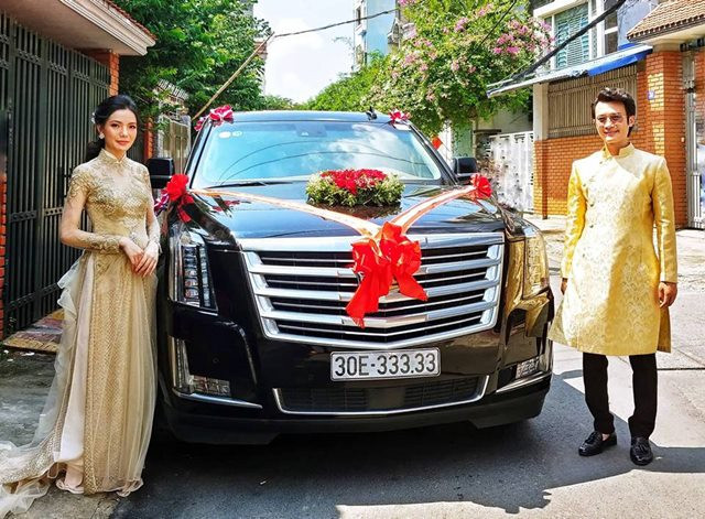 Không sử dụng những chiếc xe sedan "sang chảnh" như những đám cưới thông thường khác, chiếc SUV hạng sang Cadillac Escalade biển khủng đã được sử dụng làm xe rước dâu. Hành trình rước dâu bắt đầu từ nhà gái tại Quảng Ninh và sau đó kết thúc ở Hải Phòng.