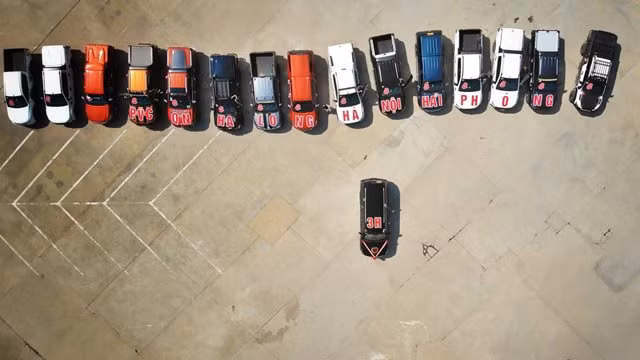 Ngoài chiếc SUV hạng sang làm xe rước dâu còn có khoảng 15 chiếc bán tải tham gia vào ngày vui của cặp đôi này. Được biết, đây là những thành viên hội PVC Quảng Ninh và cũng là bạn bè của cô dâu và chú rể.