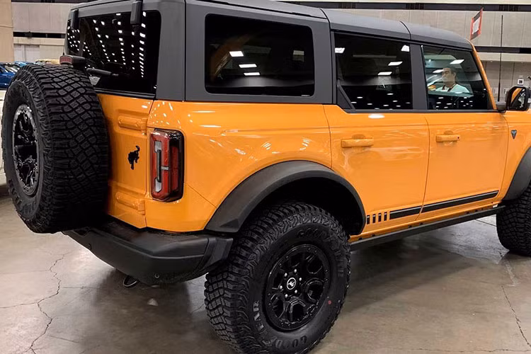 Chiếc Ford Bronco First Edition đấu giá trong bài viết này thuộc diện xe lướt với ODO là 185 dặm (gần 300 km), có ngoại thất màu Cam Cyber Orange. Tùy chọn màu sắc chỉ có trên bản Base và Big Bend trở lên, vậy nên sự độc đáo này cũng góp phần giúp tăng giá trị của xe.