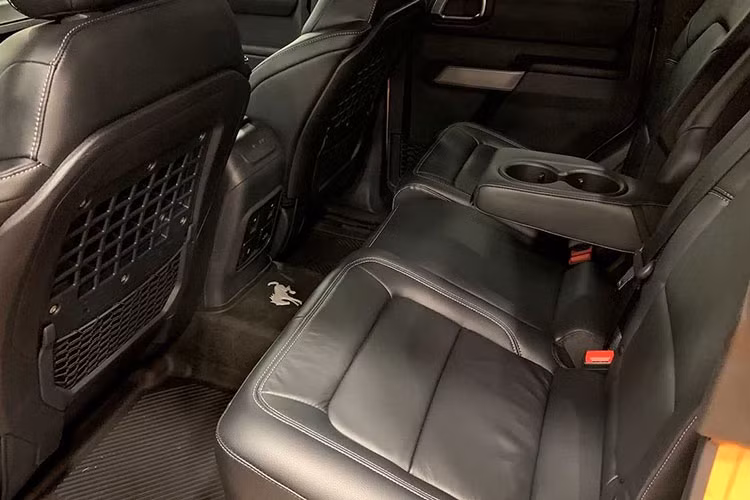 Màn hình trung tâm sẽ phục vụ hệ thống thông tin giải trí SYNC 4 mới nhất, hệ thống định vị hỗ trợ off-road và camera 360 độ. Nội thất xe được bọc trong da Vinyl mang đến cảm giác thoáng mát hơn cho người ngồi. Các đường chỉ khâu màu bạc, xám tương phản trên ghế, cánh cửa, bảng điều khiển trung tâm, dây đai an toàn, táp-lô giúp tạo điểm nhấn cho không gian trong xe.